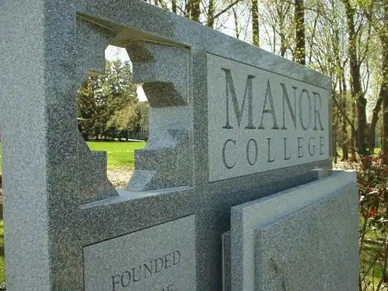Manor College spreads Thanksgiving campus wide