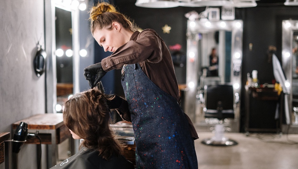 woman giving haircut in beauty salon