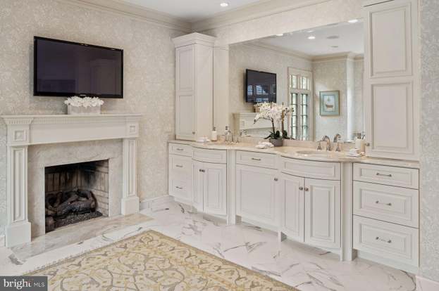 Master bathroom with sinks