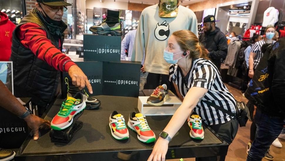 King of Prussia Mall Foot Locker Helps Debut Bungee Oblecení Sneakers by Paoli’s Designer Darrell Alston