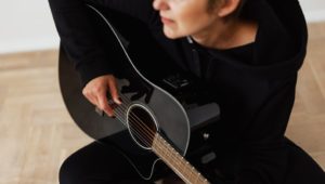 woman with guitar in music therapy