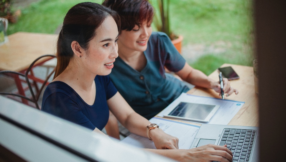women at computer