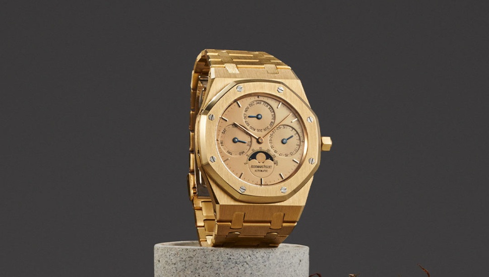 watchbox gold watch FB