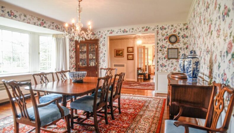 Dining room in Colonial