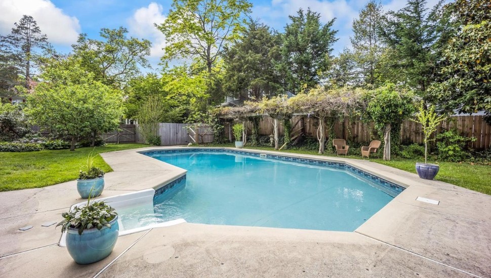 Colonial house with pool