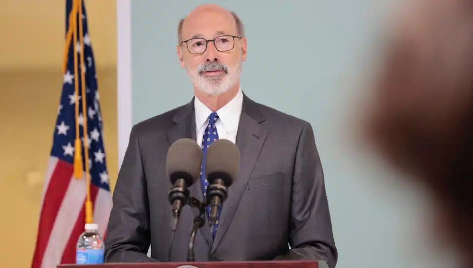 governor-at-podium-in-front-of-flag