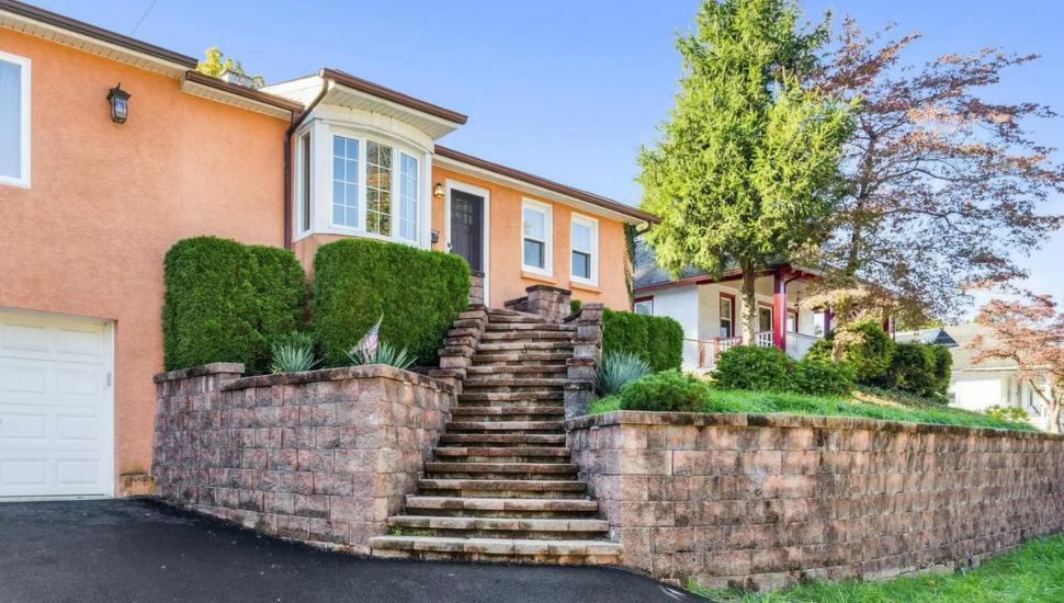 Malvern Bank House of the Week: A Glenside Rancher Whose Entry Is a ‘Stairway to Heaven’