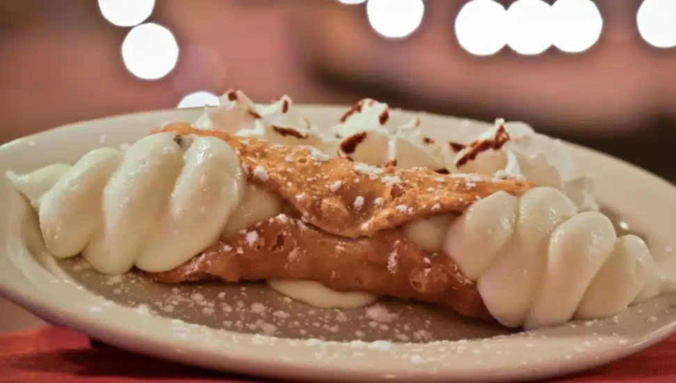 cafe lombardi's cannoli