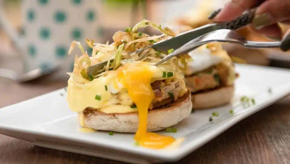 Two Birds Cafe Eggs Benedict