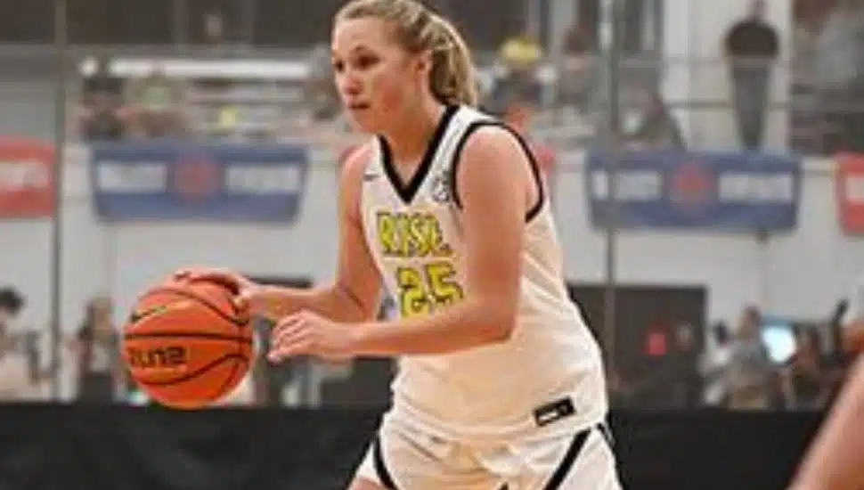 Jess Aponik playing basketball.