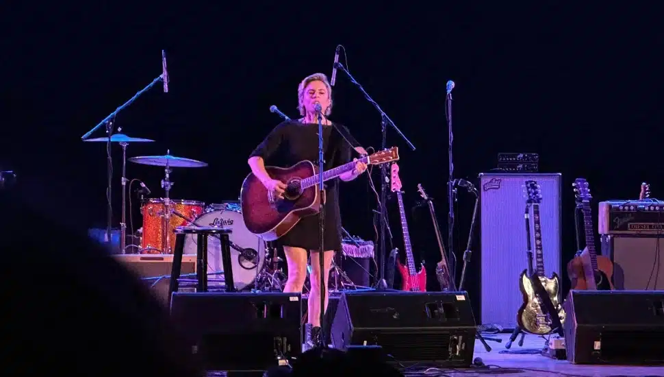 Leslie Mendelson performing on tour with The Wallflowers.