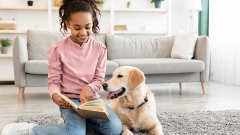 Therapy dogs are helping children improve their reading.
