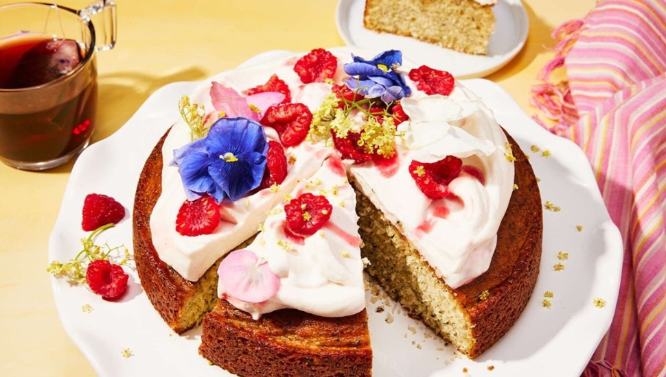 Cake with raspberries.