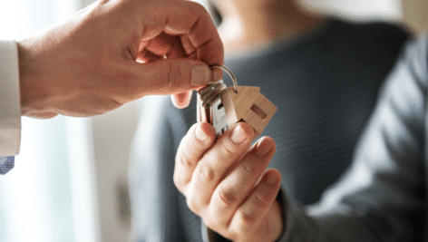 couple receives keys to new house