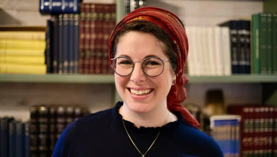 Rabbanit Leah Sarna smiles.