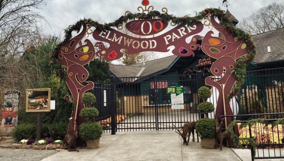 The front gate of Elmwood Park Zoo.
