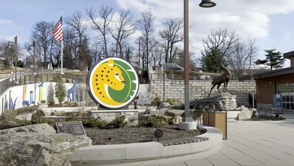 The welcome sign of Elmwood Park Zoo.
