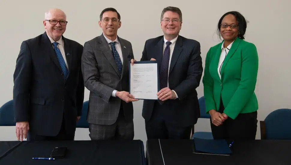 Administrators from two colleges sign pathway agreement.