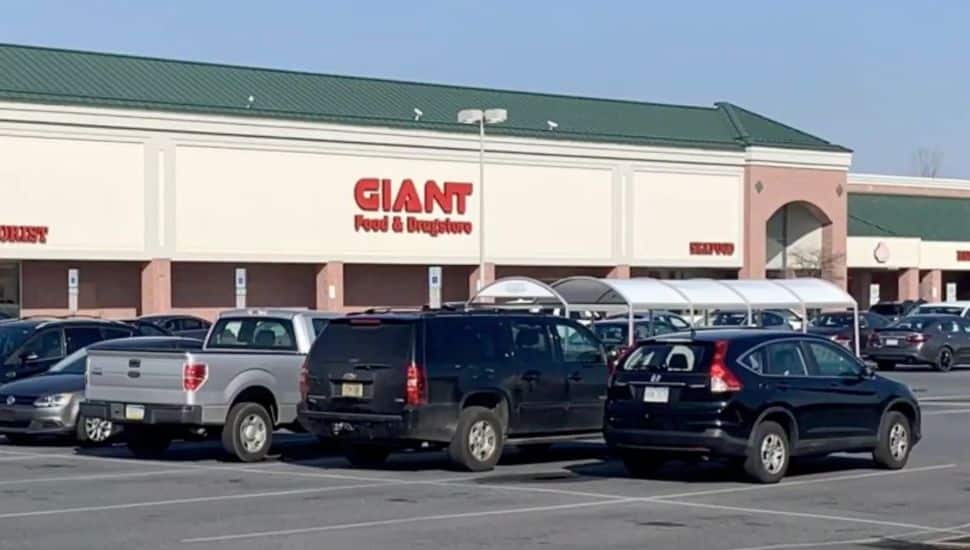 A view of a Giant Food Store from the parking lot.