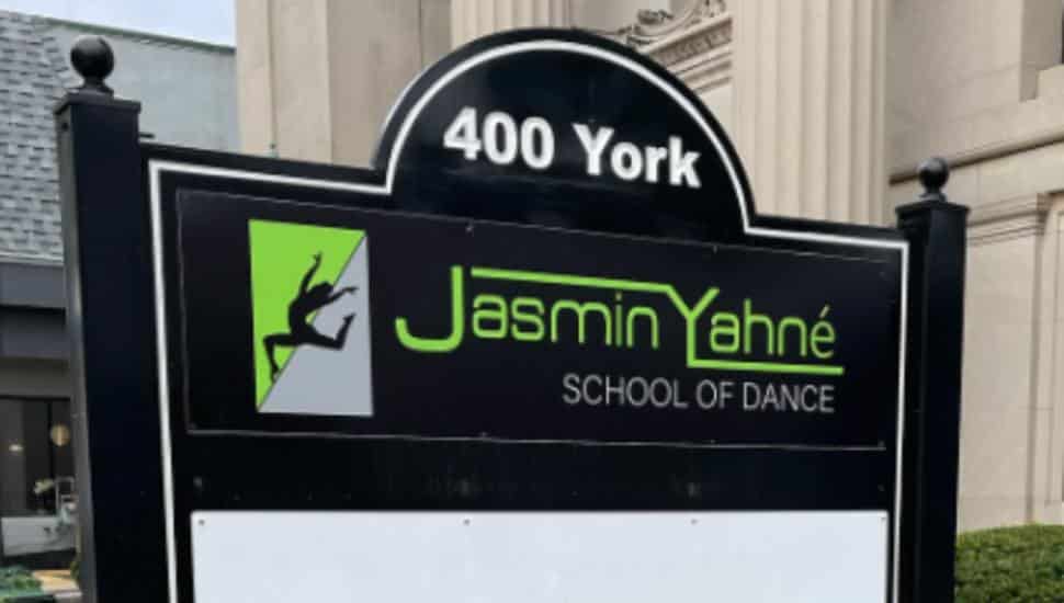 The marquee outside of Jasmin Yahné School of Dance.