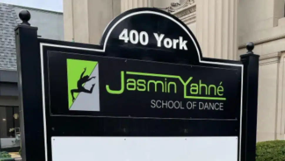 The marquee outside of Jasmin Yahné School of Dance.