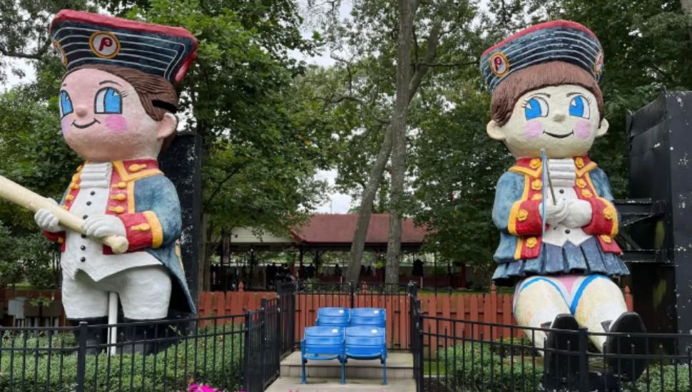 Animatronic versions pf Phillies mascots Phil and Phillis.