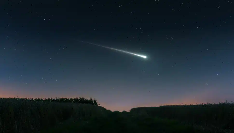 A meteorite streaks across the night sky.