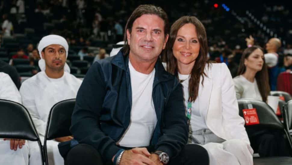 David Adelman sits courtside at a 76ers game with wife Hailee Adelman.