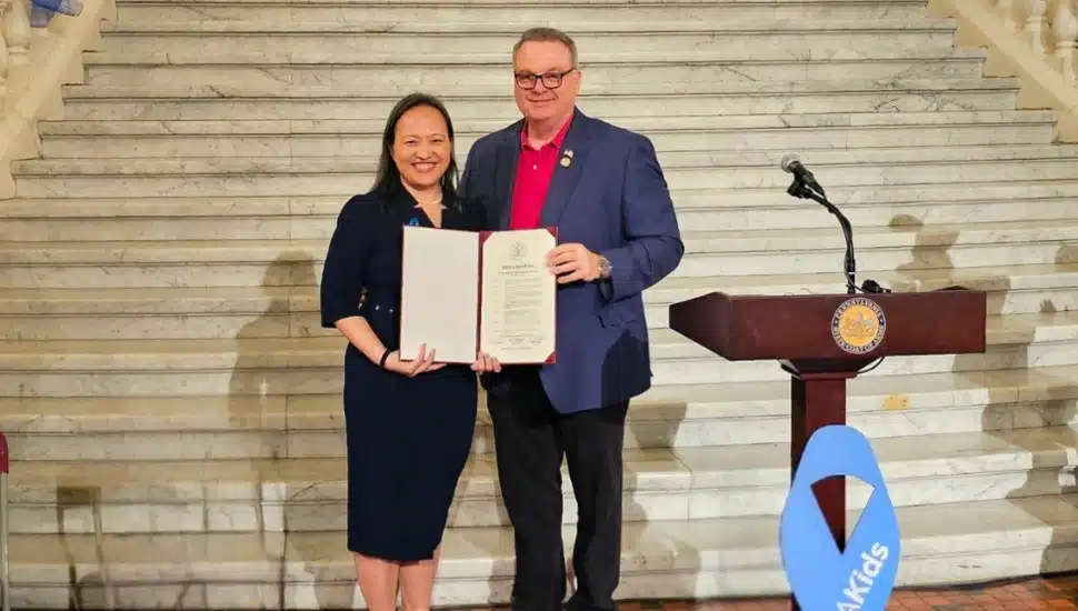 Jane Kim accepts her blue ribbon award from Commissioner Tom DiBello.
