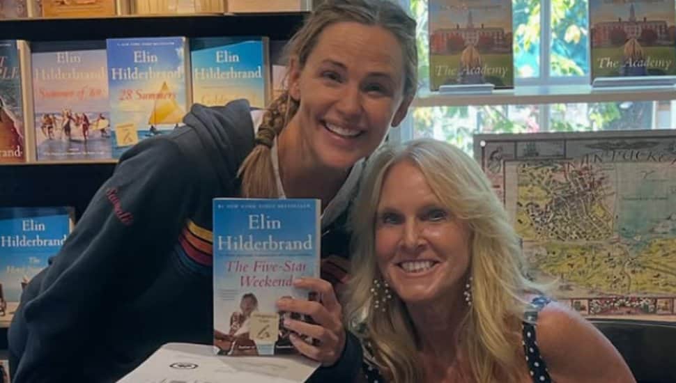 Elin Hilderbrand poses with Jennifer Garner at a book signing.